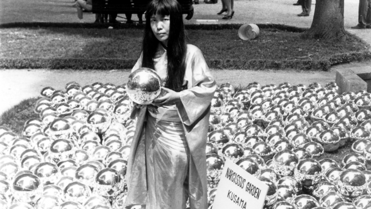 En la Bienal de Venecia de 1966, Kusama montó "Jardín de Narcisos" y ofreció las esferas espejadas por dos dólares como una crítica abierta al mercado del arte. En la Bienal de Venecia de 1966, Kusama montó "Jardín de Narcisos" y ofreció las esferas espejadas por dos dólares como una crítica abierta al mercado del arte. 