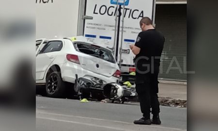 Todo sucedió en un par de horas: primero, un auto chocó contra un camión estacionado; y después, una moto embistió al auto que se había accidentado. Todo sucedió en un par de horas: primero, un auto chocó contra un camión estacionado; y después, una moto embistió al auto que se había accidentado.