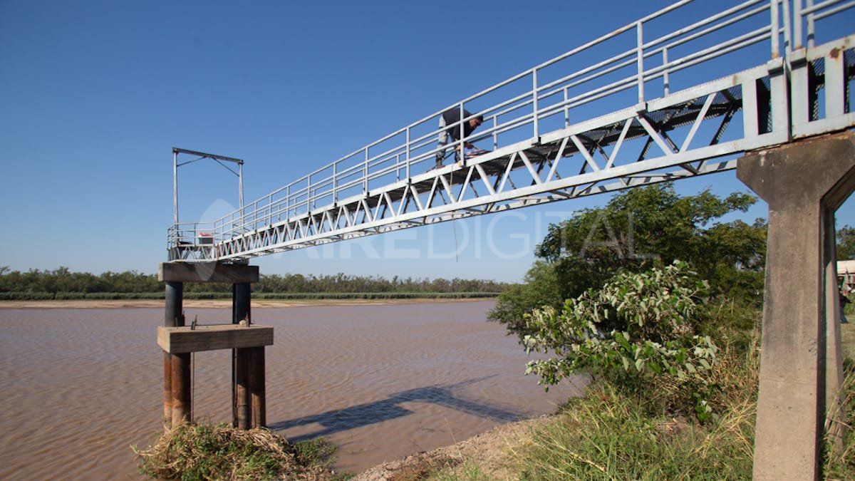 Las tomas de agua que abastecen a la ciudad de Santa Fe están en riesgo intermedio por la bajante del río Paraná. 