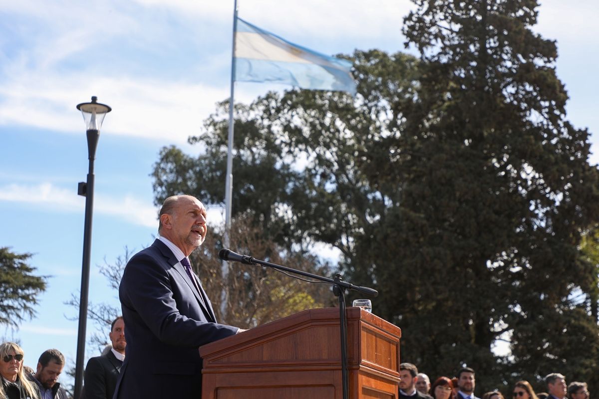 El gobernador de la provincia, Omar Perotti, encabezó este miércoles, en la ciudad de Venado Tuerto, el acto central por el 172º aniversario del fallecimiento del General José de San Martín.