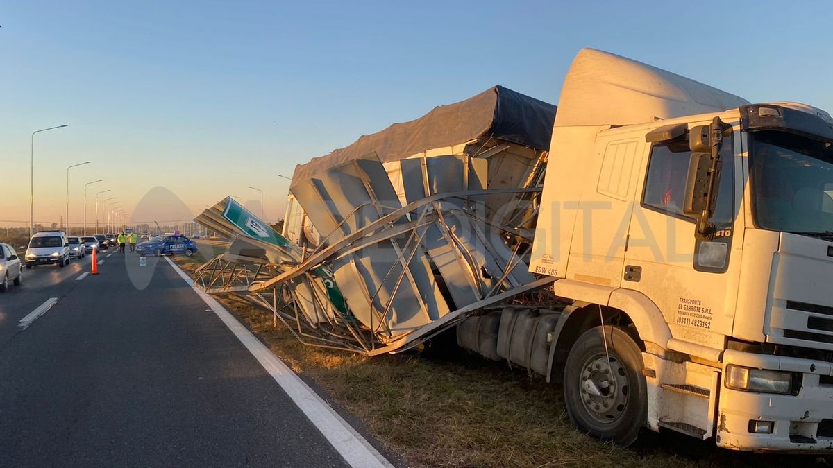 El accidente complicó el tránsito en la Autopista Rosario - Santa Fe.