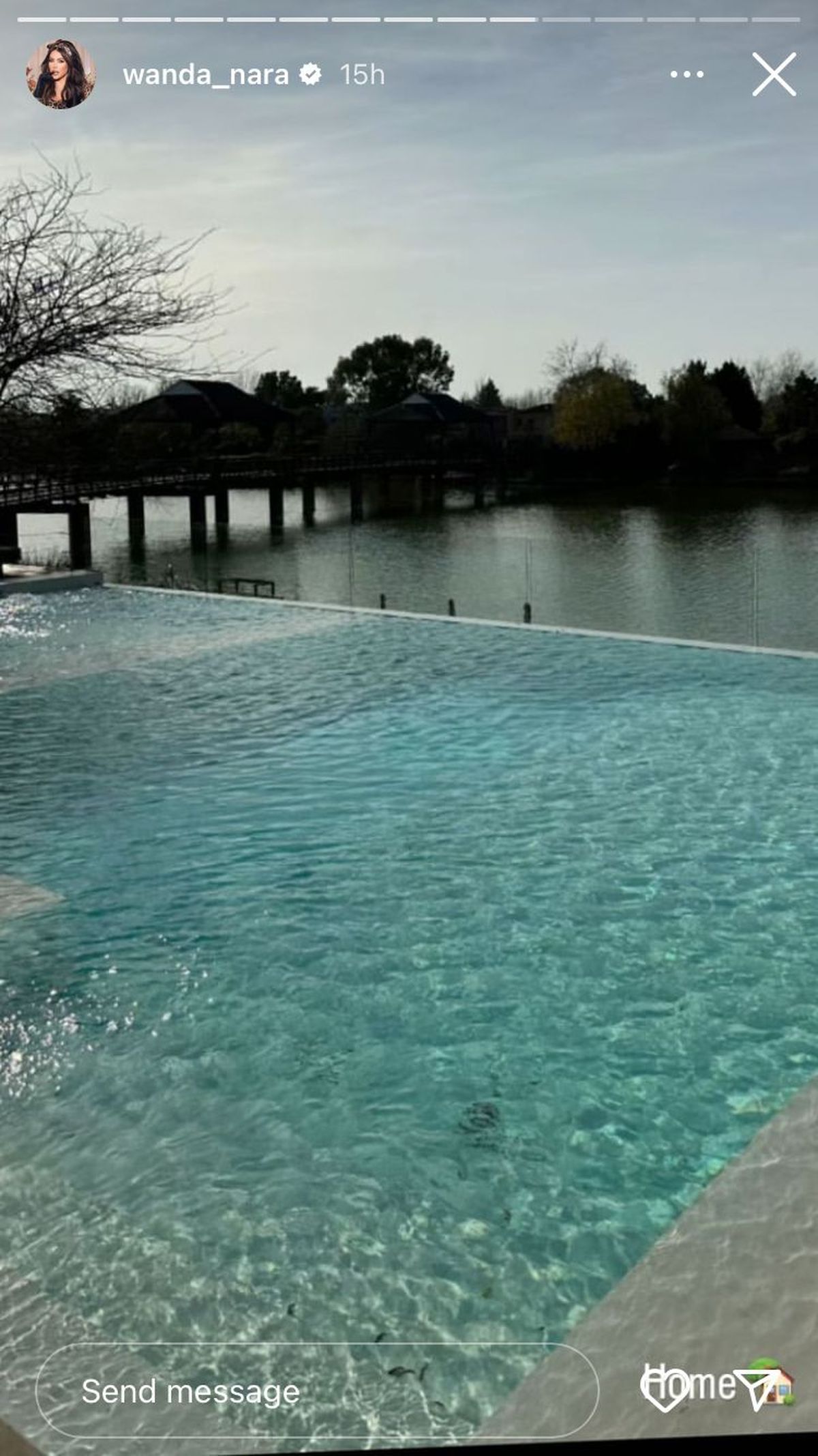 Al lado de la orilla de la laguna, hay una imponente piscina rodeada con vidrios protectores. Al lado de la orilla de la laguna, hay una imponente piscina rodeada con vidrios protectores.