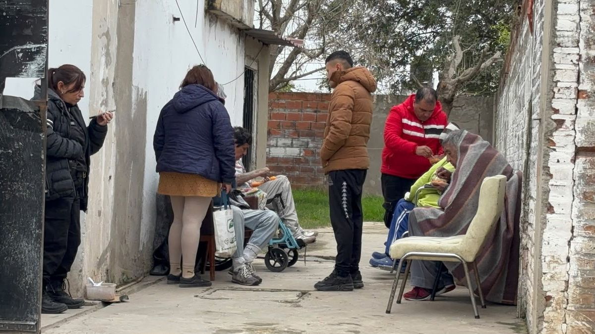 El gesto solidario de una vecina de Nuevo Horizonte llev&oacute; un plato de comida caliente a los abuelos que esperaban una soluci&oacute;n tras el incendio.