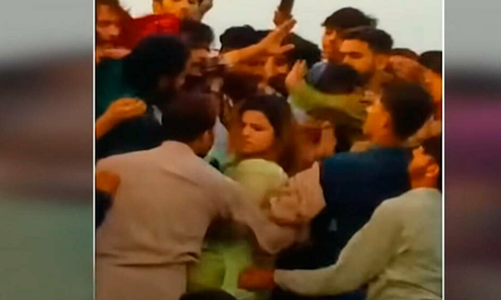 Una turba de 400 hombres agrede y desnuda a una usuaria de TikTok en Pakistán Una turba de 400 hombres agrede y desnuda a una usuaria de TikTok en Pakistán