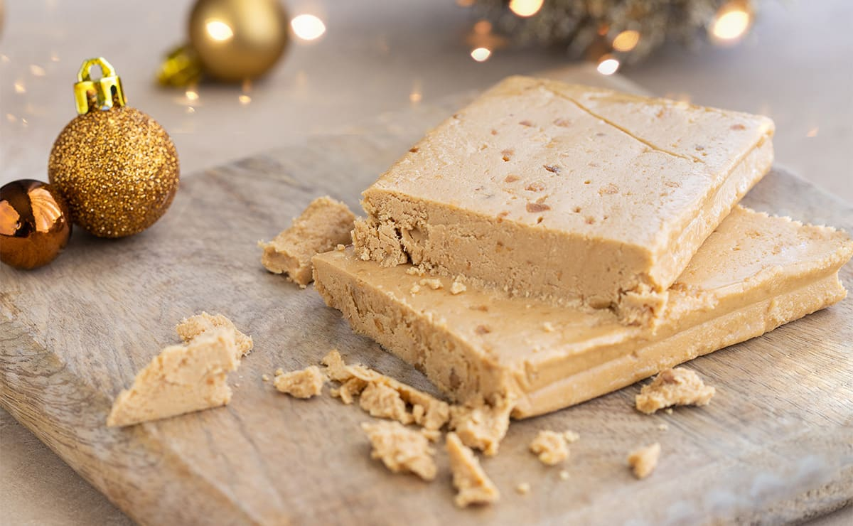 El turrón es una masa dulce obtenida por la cocción de miel (o azúcares) a la que se incorporan almendras peladas y tostadas. El turrón es una masa dulce obtenida por la cocción de miel (o azúcares) a la que se incorporan almendras peladas y tostadas.