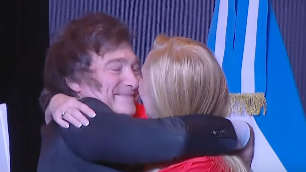 El abrazo entre Javier Milei y su hermana Karina.
