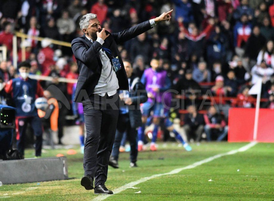 Gustavo Munúa no tiene definido el equipo de Unión para recibir este viernes a Estudiantes de La Plata.