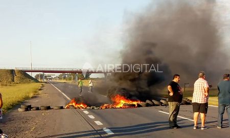 La autopista Santa Fe - Rosario estará cortada hasta las 11 de la mañana aproximadamente. La autopista Santa Fe - Rosario estará cortada hasta las 11 de la mañana aproximadamente.