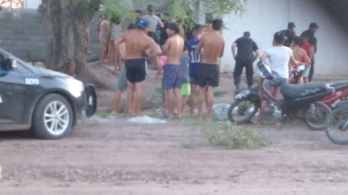 El crimen sacudió a los vecinos del lugar, ya que no es habitual que ocurran hechos que suelen suceder en grandes ciudades.