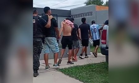 La PDI detuvo a cinco hombres por hurto y tenencia de cocaína. Hallaron droga, armas, municiones y una moto sin dominio en barrio Acapulco de Josefina. La PDI detuvo a cinco hombres por hurto y tenencia de cocaína. Hallaron droga, armas, municiones y una moto sin dominio en barrio Acapulco de Josefina.