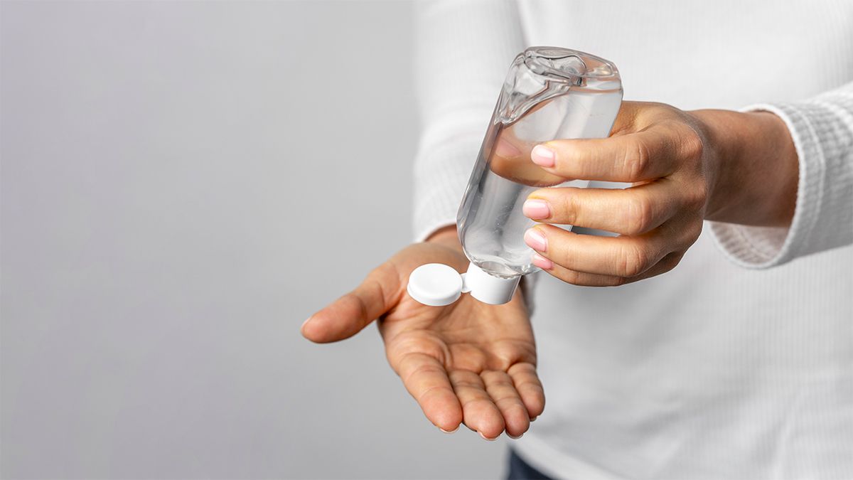 El alcohol en gel es uno de los elementos que utilizamos para prevenir el contagio del covid