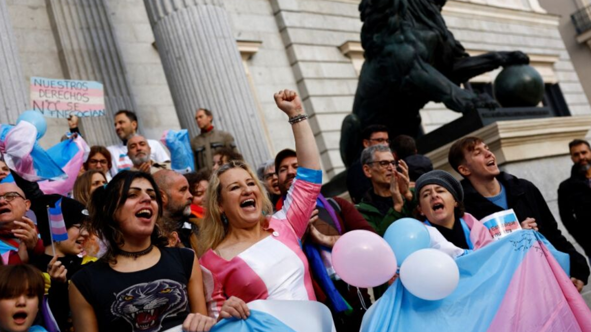 La iniciativa insignia del partido de izquierda Podemos fue aprobada en primera lectura en el Congreso.