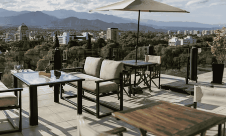 La joven, de 20 años, murió tras caer desde la terraza del hotel en Mendoza. La joven, de 20 años, murió tras caer desde la terraza del hotel en Mendoza.