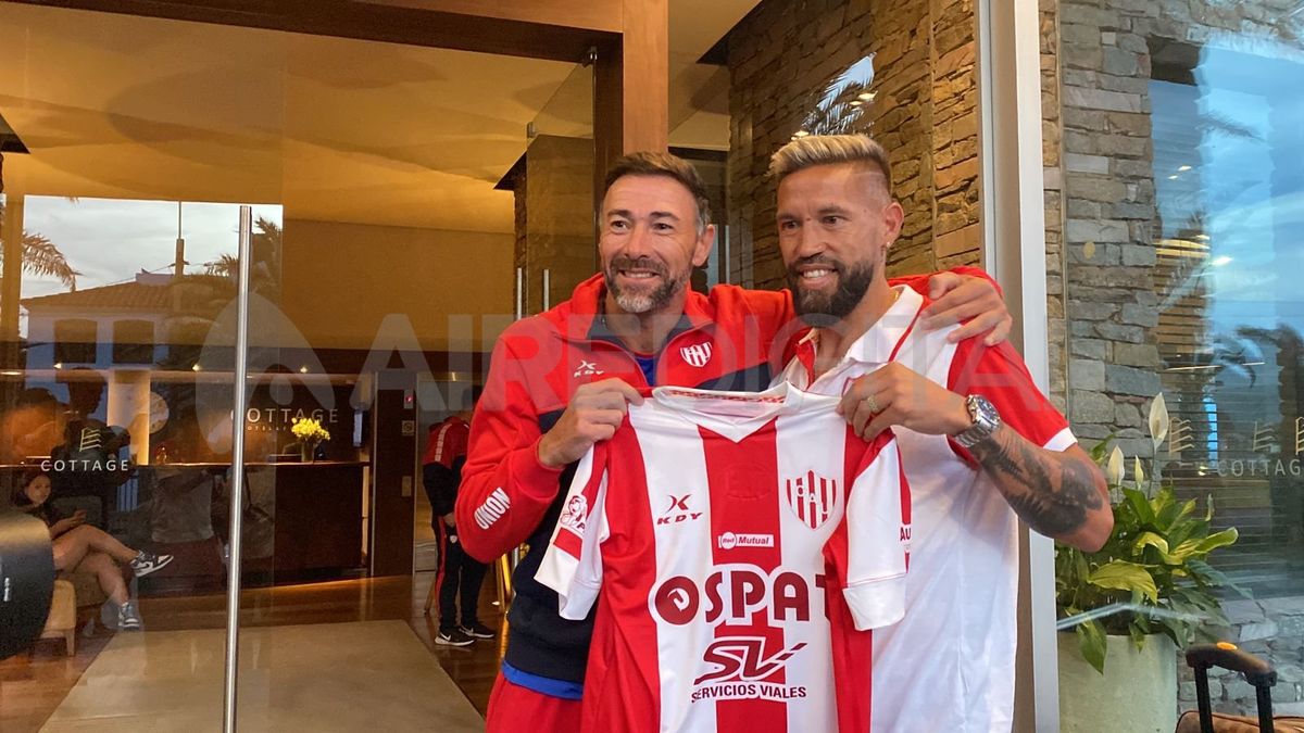 El Kily González recibió a Miguel Torrén y le regaló una camiseta de Unión.