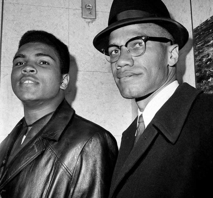Ali cultivó una amistad con Malcom X –un influyente y radical defensor de los derechos de los afroamericanos, cuyo verdadero nombre era Malcom Little, y que fue asesinado el 21 de febrero de 1965, en Manhattan– y, posteriormente, se sumaría a la organización política y religiosa Nación del Islam, cuyo líder era Elijah Muhammad.