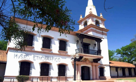 Se acostó a dormir en la puerta del Museo Etnográfico y golpeó a la Policía
