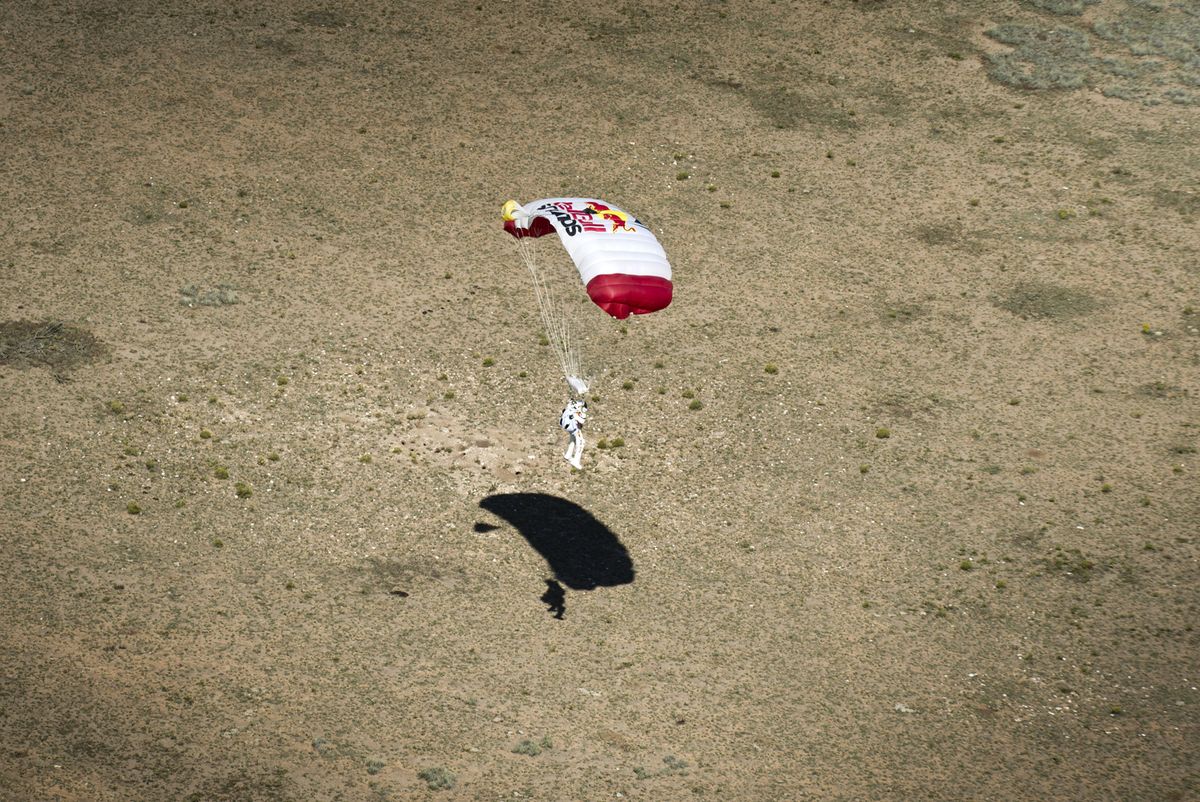 Después de 4’19” de haber saltado y una caída libre de 119.431 pies (36.307 metros), Baumgartner desplegó su paracaídas. Abrió su visor para purgar todo el oxígeno restante, identificó la zona de aterrizaje gracias a una bengala lanzada por un helicóptero, y aterrizó suavemente en el desierto de Nuevo México. Después de 4’19” de haber saltado y una caída libre de 119.431 pies (36.307 metros), Baumgartner desplegó su paracaídas. Abrió su visor para purgar todo el oxígeno restante, identificó la zona de aterrizaje gracias a una bengala lanzada por un helicóptero, y aterrizó suavemente en el desierto de Nuevo México.