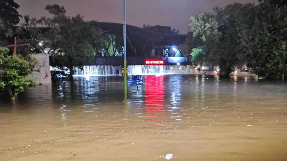 Un puente del casco c&eacute;ntrico en Tucum&aacute;n desborda de agua. Se trata del puente ferroviario Central C&oacute;rdoba