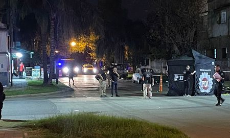 La policía e investigadores hacen los peritajes correspondientes y los desvíos en el tránsito.