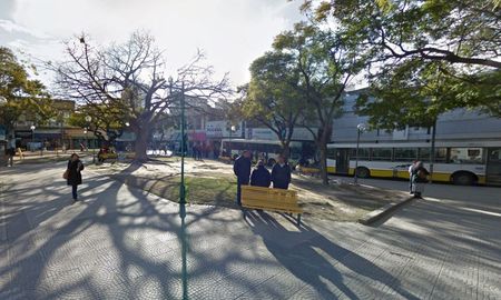 El robo ocurrió en inmediaciones de Plaza del Soldado, en Santa Fe. Entre los aprehendidos hay dos menores de edad. El robo ocurrió en inmediaciones de Plaza del Soldado, en Santa Fe. Entre los aprehendidos hay dos menores de edad.