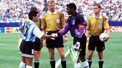 Luto en el fútbol mundial: murió Peter Rufai, el último arquero que enfrentó Maradona en mundiales
