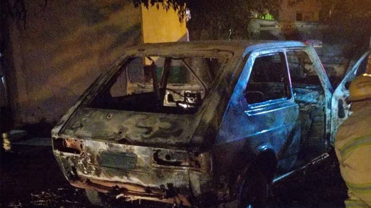 El hombre prendió fuego el auto tras discutir con su pareja y está siendo buscado por la policía
