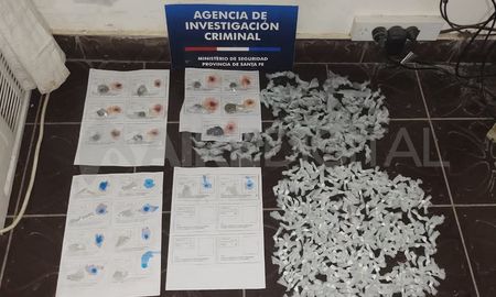 En uno de los domicilios allanados los policías encontraron múltiples dosis de cocaína. En uno de los domicilios allanados los policías encontraron múltiples dosis de cocaína.
