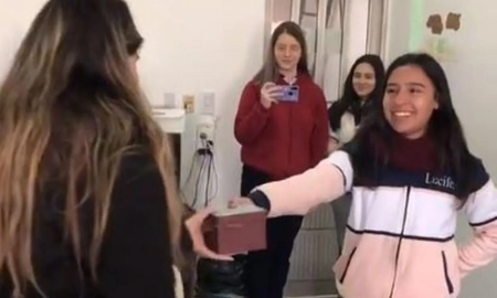 No podía pagar el viaje de egresados, sus compañeros se lo regalaron y su reacción se volvió viral No podía pagar el viaje de egresados, sus compañeros se lo regalaron y su reacción se volvió viral