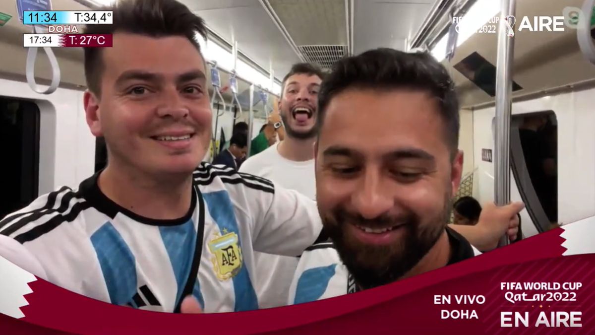 En subte, los hinchas ya se dirigen al estadio para vivir el partido contra México