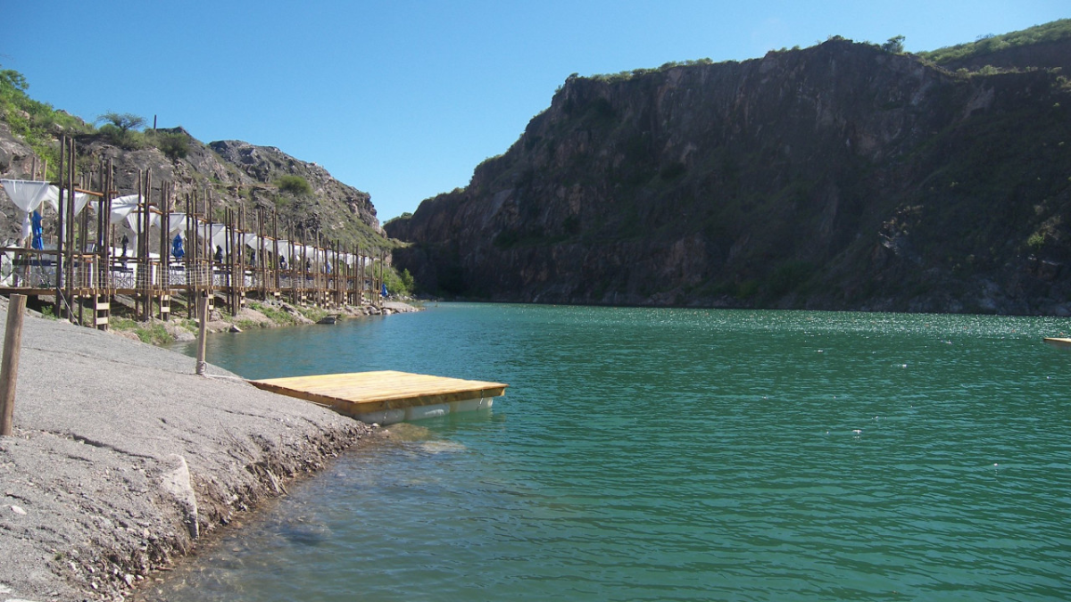 El entorno natural protegido permite disfrutar de la tranquilidad y la contemplación sin masificación turística.
