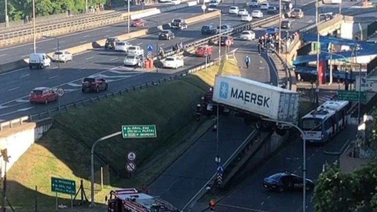 Un camión quedó colgado este miércoles de uno de los accesos a la avenida General Paz
