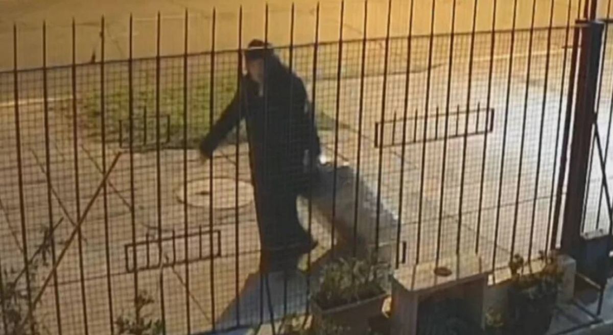 Escalofriante video: descubren a una monja trasladando cuerpo de una mujer en una valija