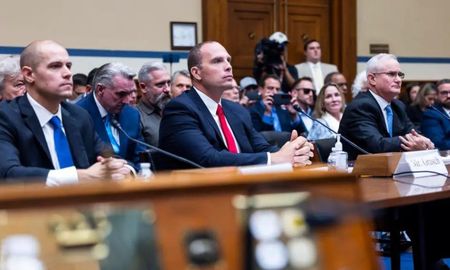 (i-d) Los militares retirados Ryan Graves, David Grusch y David Fravor participan en una audiencia ante el un subcomité de la Cámara de Representantes estadounidense encargado de investigar los llamados fenómenos anómalos no identificados, este 26 de julio de 2023, en Washington. (i-d) Los militares retirados Ryan Graves, David Grusch y David Fravor participan en una audiencia ante el un subcomité de la Cámara de Representantes estadounidense encargado de investigar los llamados fenómenos anómalos no identificados, este 26 de julio de 2023, en Washington.
