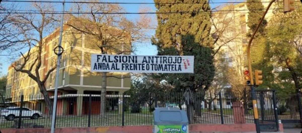 El pasacalle que colgaron en inmediaciones del estadio de Independiente dirigido a su entrenador, Julio César Falcioni.