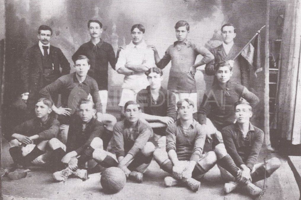 Primera foto del Colón Football Club. Año 1912. Primera foto del Colón Football Club. Año 1912.