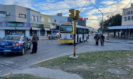 Un hombre murió tras caer de un colectivo de la Línea 14