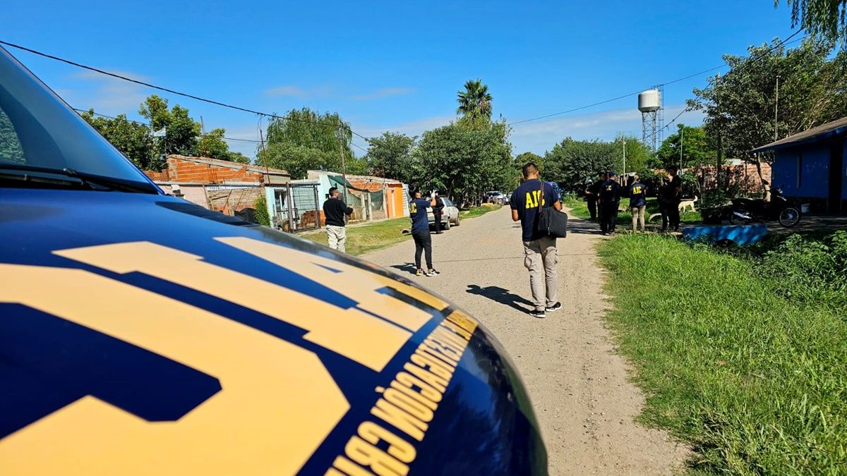Una discusión entre dos grupos de jóvenes derivó en una pelea con varias detonaciones de arma de fuego. El hecho ocurrió este domingo a la mañana en la zona este de Recreo.&nbsp;