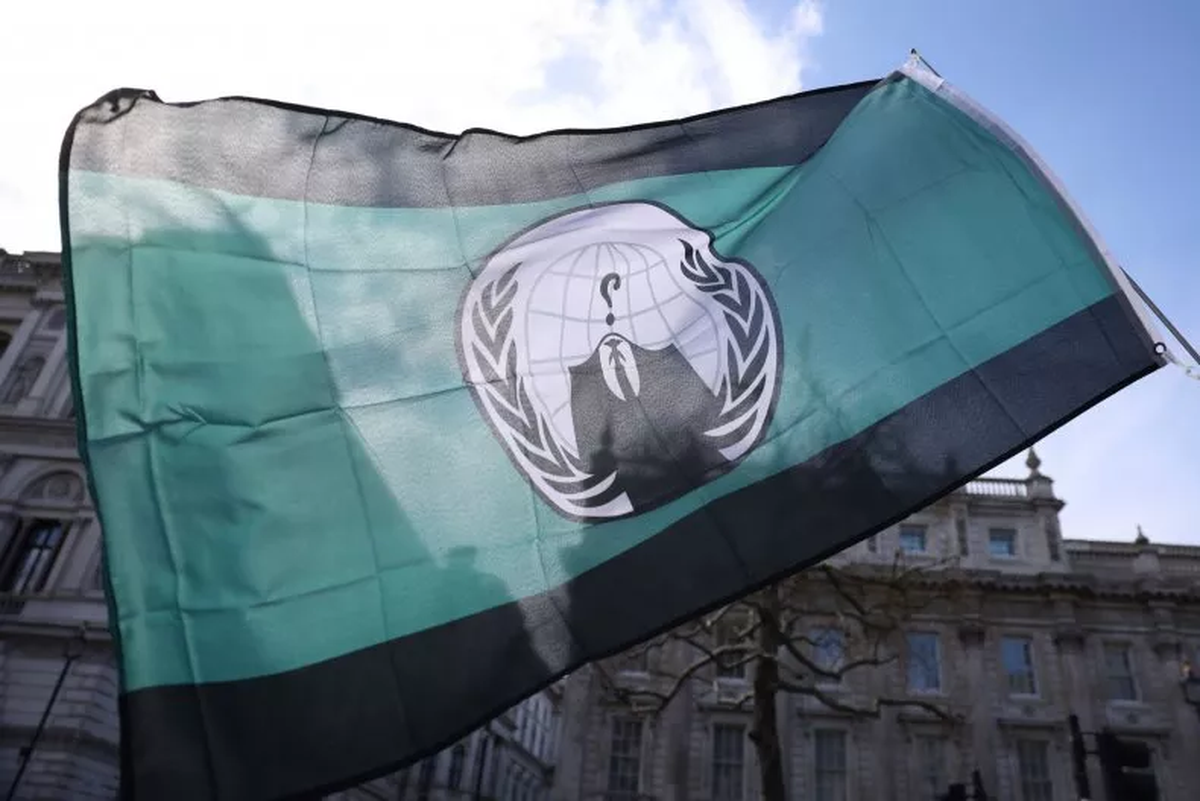 Bandera con el logo utilizado por la agrupación Anonymous.