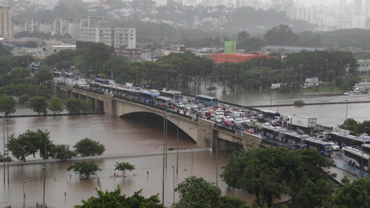 Inundaciones paralizan San Pablo tras un fuerte temporal