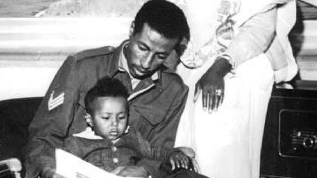 El 16 de marzo de 1960, Abebe se casó con Yewebdar Wolde-Giorghis –que tenía 15 años cuando contrajeron enlace–, y tuvieron cuatro hijos: Tsige, Dawit, Yetnayet y Teferi, quienes lo acompañarían hasta el último de sus días. El 16 de marzo de 1960, Abebe se casó con Yewebdar Wolde-Giorghis –que tenía 15 años cuando contrajeron enlace–, y tuvieron cuatro hijos: Tsige, Dawit, Yetnayet y Teferi, quienes lo acompañarían hasta el último de sus días.