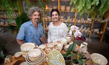 Leo y Martín llevan adelante el universo de Fedro, una marca donde venden objetos de cerámica pintados a mano. Leo y Martín llevan adelante el universo de Fedro, una marca donde venden objetos de cerámica pintados a mano.