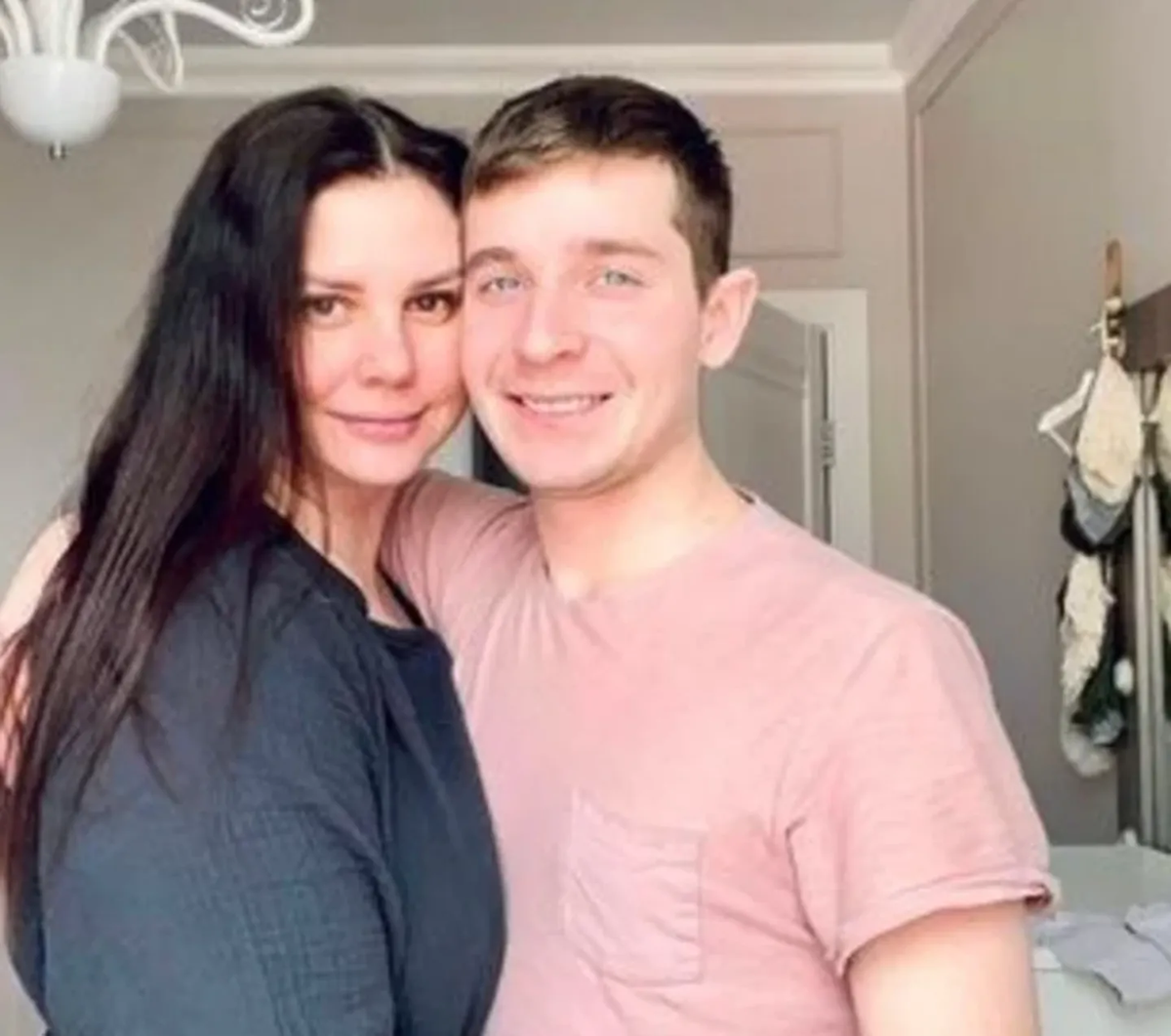 Mucha gente en las redes sociales cuestionó el comportamiento de Tang para con el chico. Foto: (Cortesía Clarín)