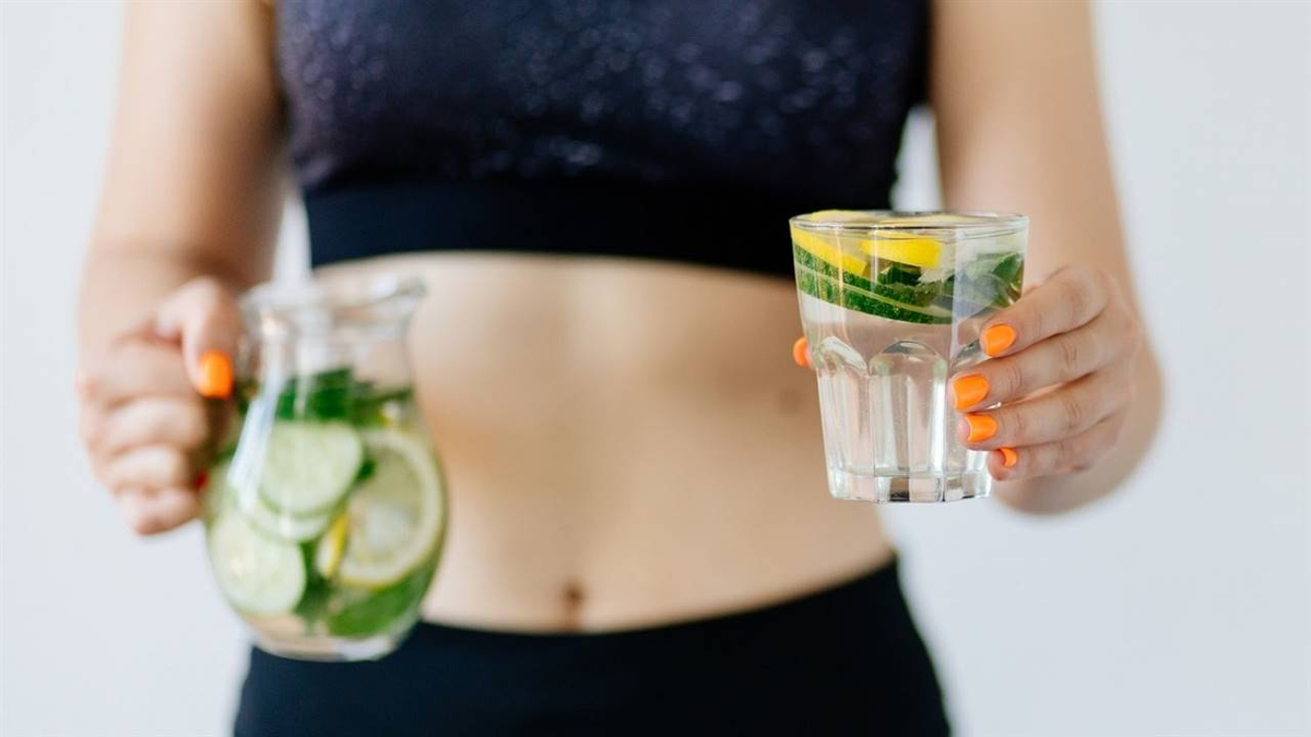 La hidratación (agua) y la alimentación variada en frutas, verduras y proteínas son primordiales.