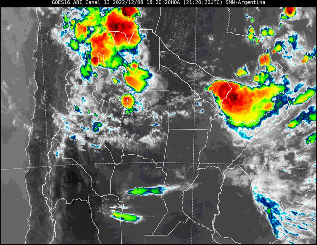 En la imagen satelital se visualiza que comienza a aparecer nuevamente nubosidad asociada a inestabilidad en la provincia de Córdoba, que se extiende hacia el centro de Santa Fe.