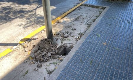 Un hueco de 30 cm en la vereda donde se espera la línea C de colectivos genera riesgo para los vecinos de la zona. Un hueco de 30 cm en la vereda donde se espera la línea C de colectivos genera riesgo para los vecinos de la zona.