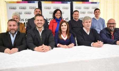 Con el objetivo de continuar con el proceso de ampliación y consolidación, la mesa de Juntos por el Cambio de la ciudad de Santa Fe se reunió este lunes. Con el objetivo de continuar con el proceso de ampliación y consolidación, la mesa de Juntos por el Cambio de la ciudad de Santa Fe se reunió este lunes.