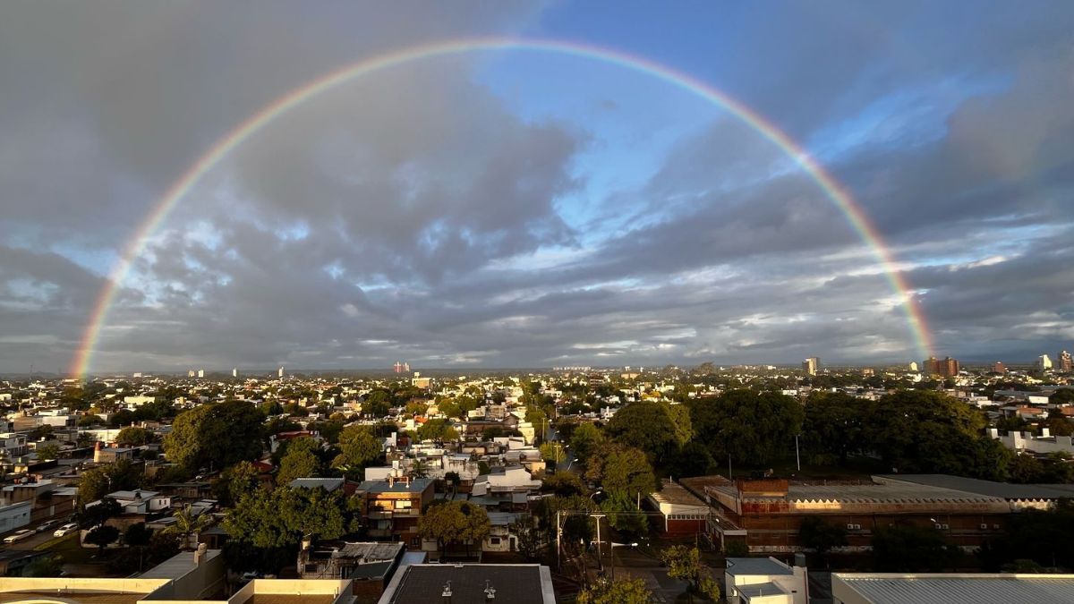 Así se vio el arcoíris desde la zona del Parque Federal en la ciudad de Santa Fe.