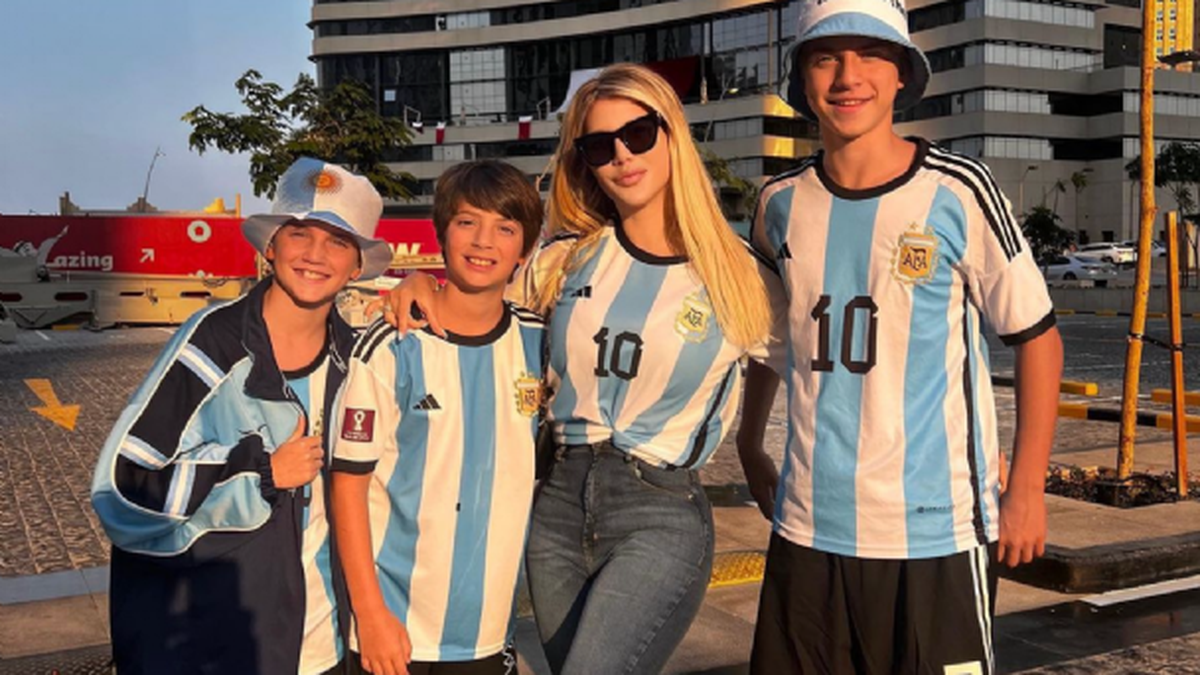 Wanda Nara festejo con sus tres hijos -Valentino, Constatino y Benedicto- la victoria de la selección.