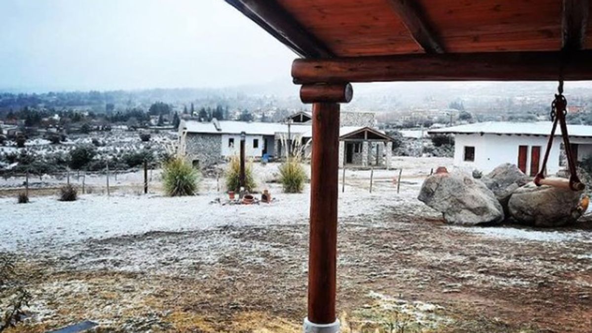 Amaneció con nieve en Tafí del Valle este domingo.