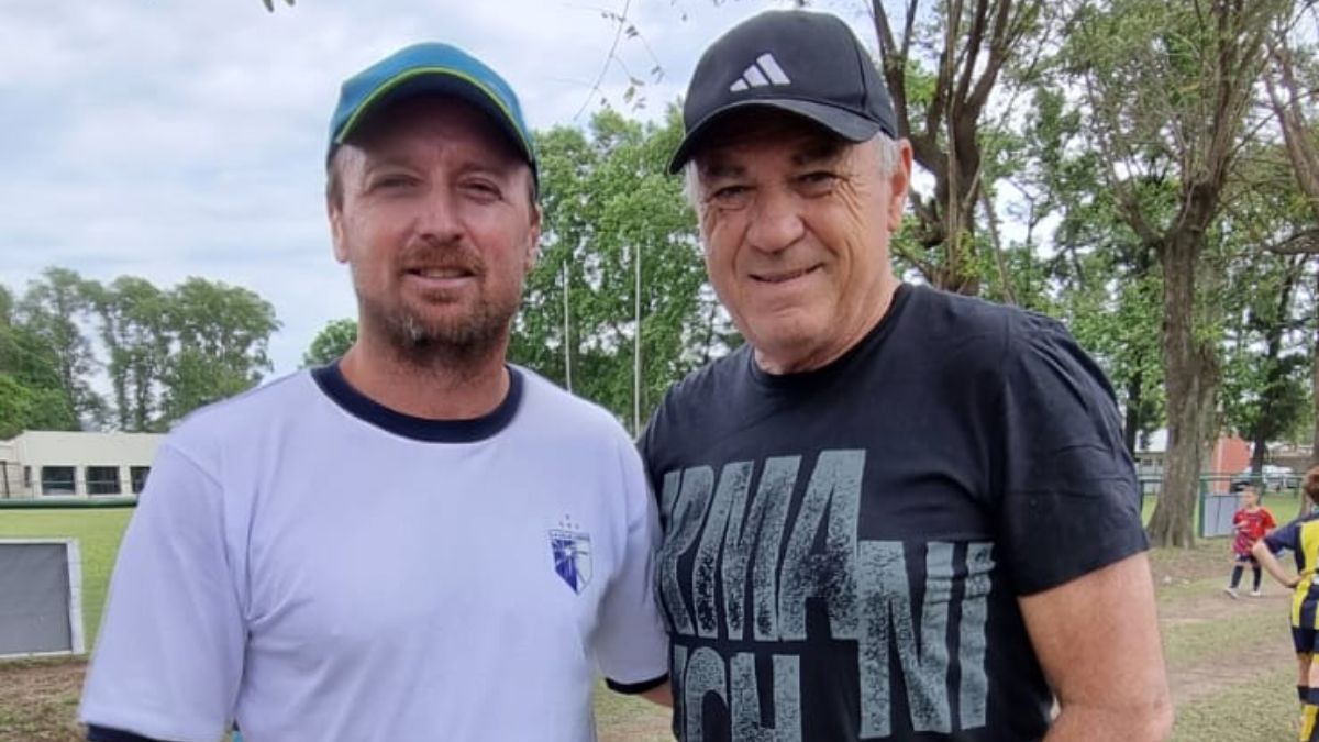 Nery Pumpido estuvo presente en el Lasallanito. Acá posando junto a Minella, el hermano de Martín. Nery Pumpido estuvo presente en el Lasallanito. Acá posando junto a Minella, el hermano de Martín.